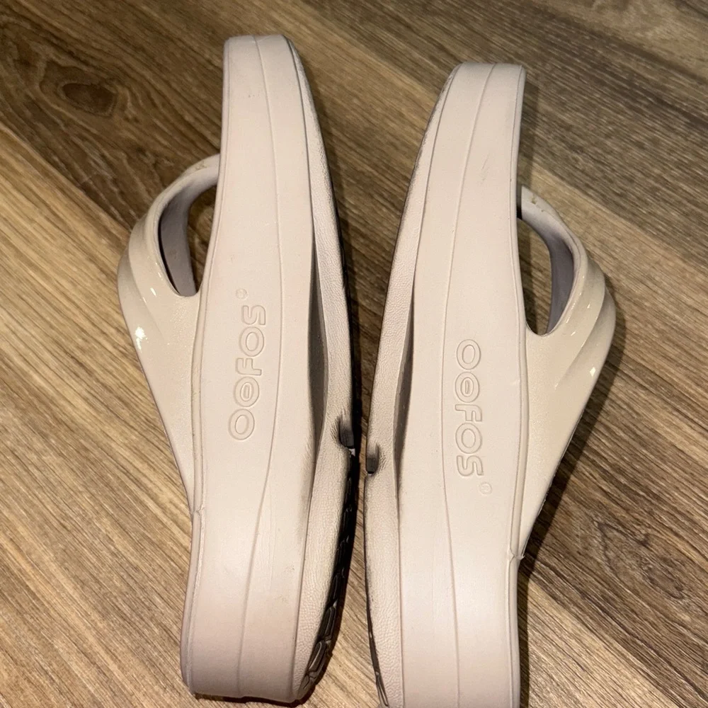 Oofos tan sandals size women’s 8 - Picture 4 of 8